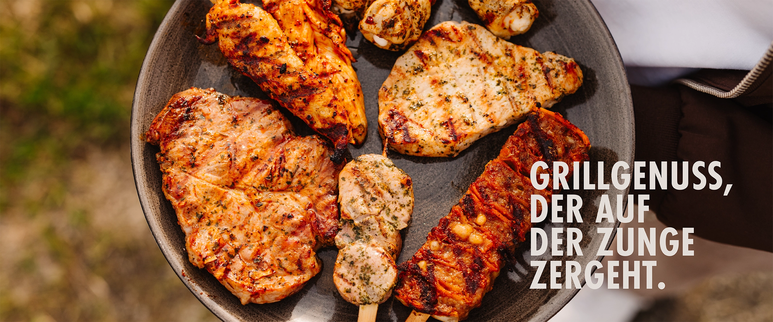 Slider mit einem Teller Grillfleisch