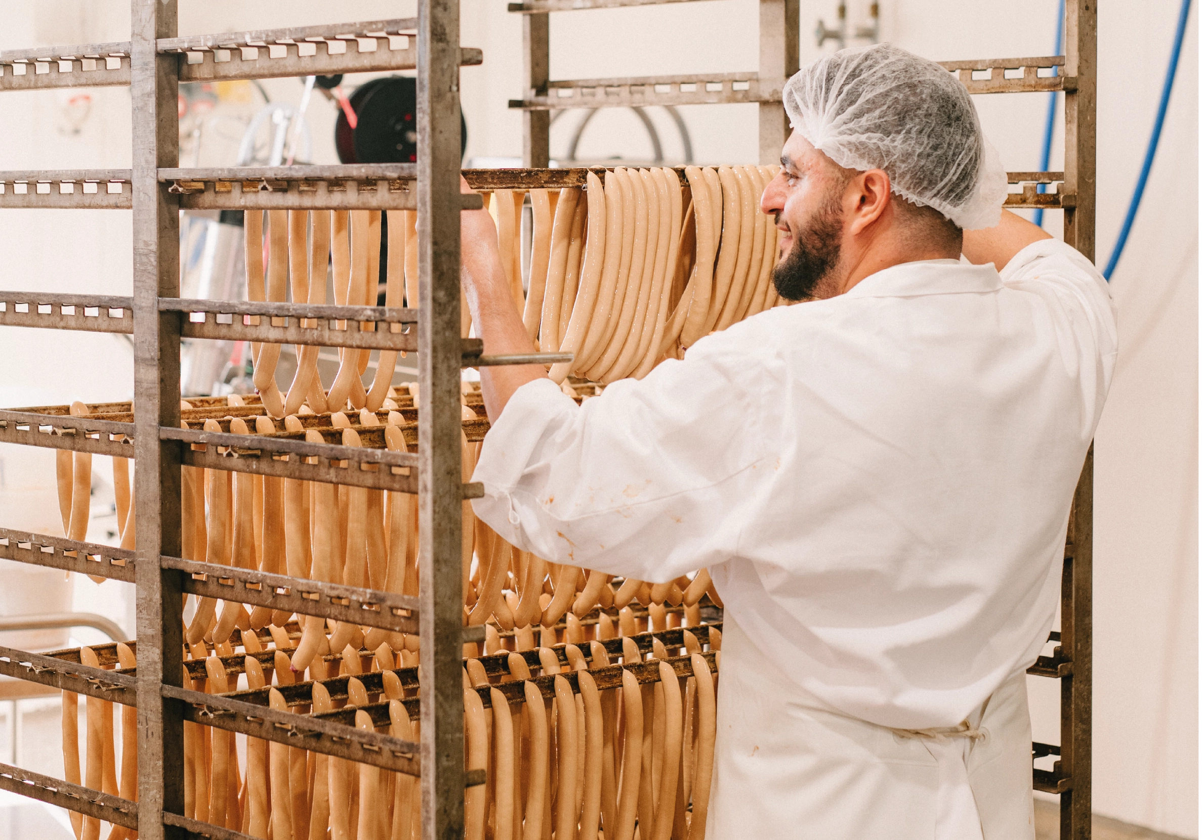 Mitarbeiter bei der Produktion von Bratwürstchen