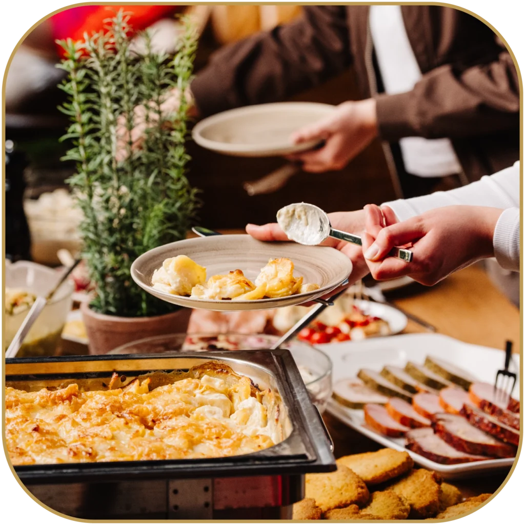 Das Catering-Buffet umfasst Kartoffelgratin, Braten und Fingerfood.